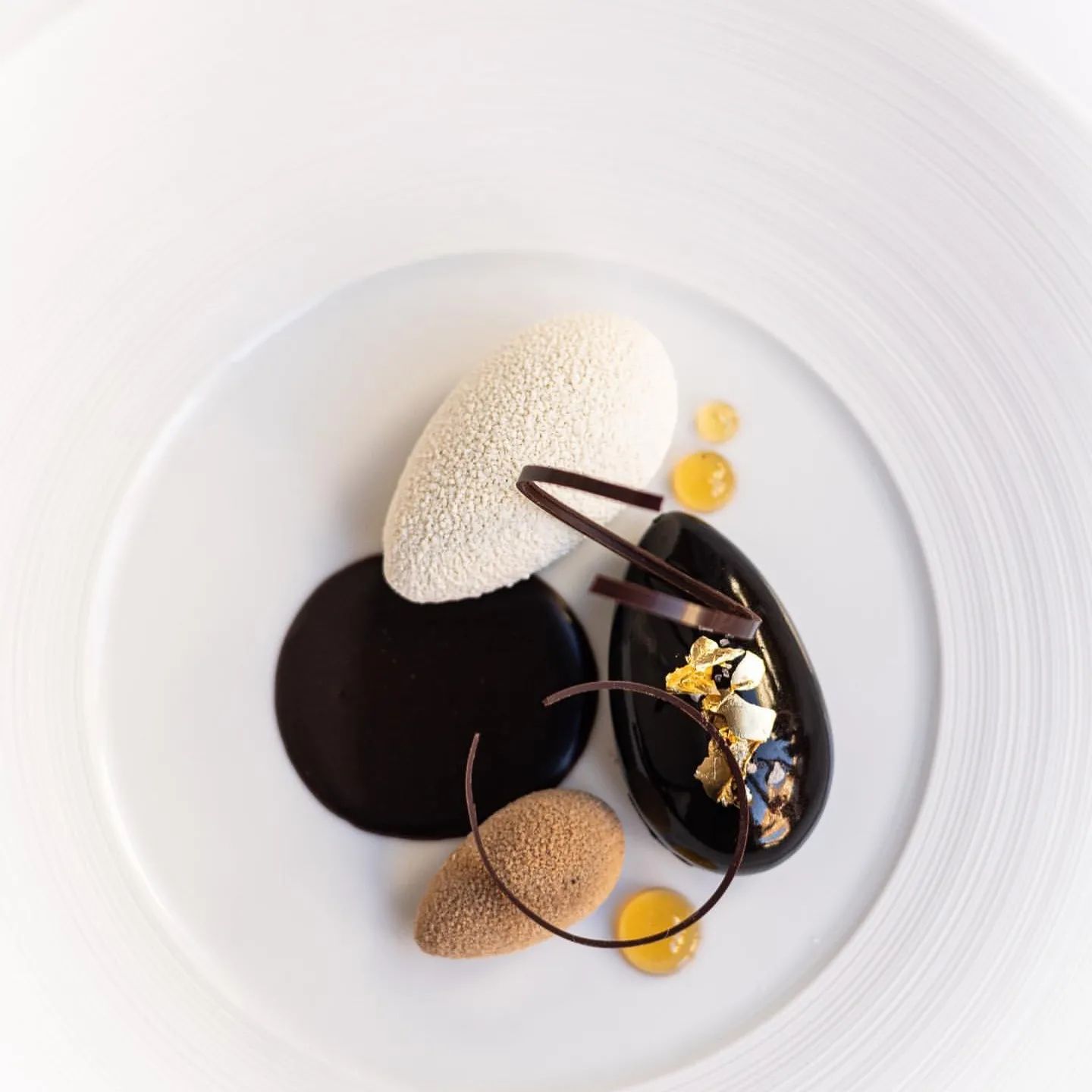 GÂTEAU OPÉRA by @cheff.mattabe the complete dish finished table side with chocolate caramel
.
.
.
#oneteamonedream #finesse #finedining #oldscool #restaurantgordonramsay@withregram reposted