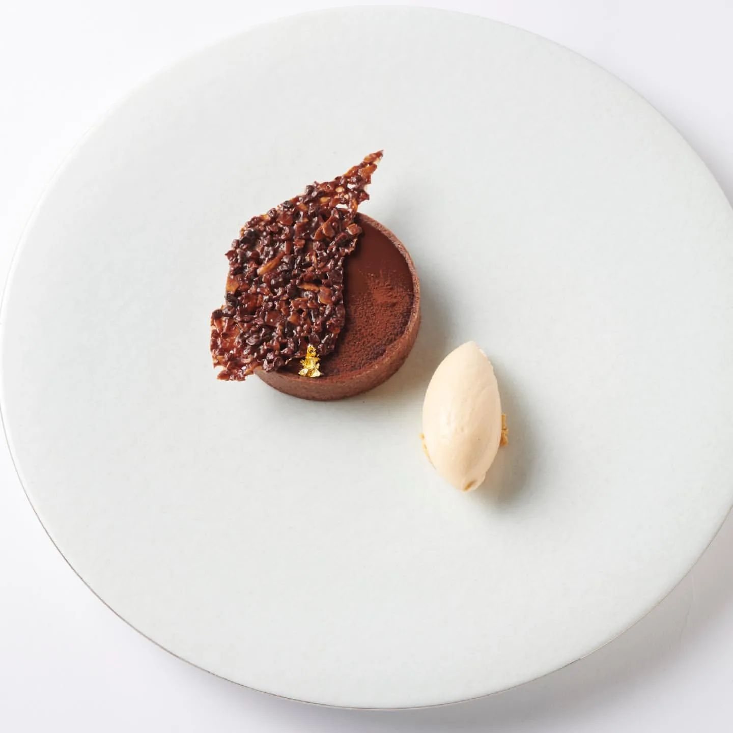 Chocolate  Tart with Tonka beansPosted @withregram • @carmineamarante#lossfood #cacao #dessert #アルマーニリストランテ #Armaniristoranti #finedining #carmineamarante #italianrestaurant #cheflife #michelinstar #chefoninstagram #foodart #gamberorosso #finedininglovers #michelineguide #chefstalk #gaultmillau #italianfood #chefsplateform #chefstable #gourmetfood #gourmetartistry #plating #artofplating #gastroart #chefsroll #giorgioarmani #armanirestaurant #worls50best #asias50best