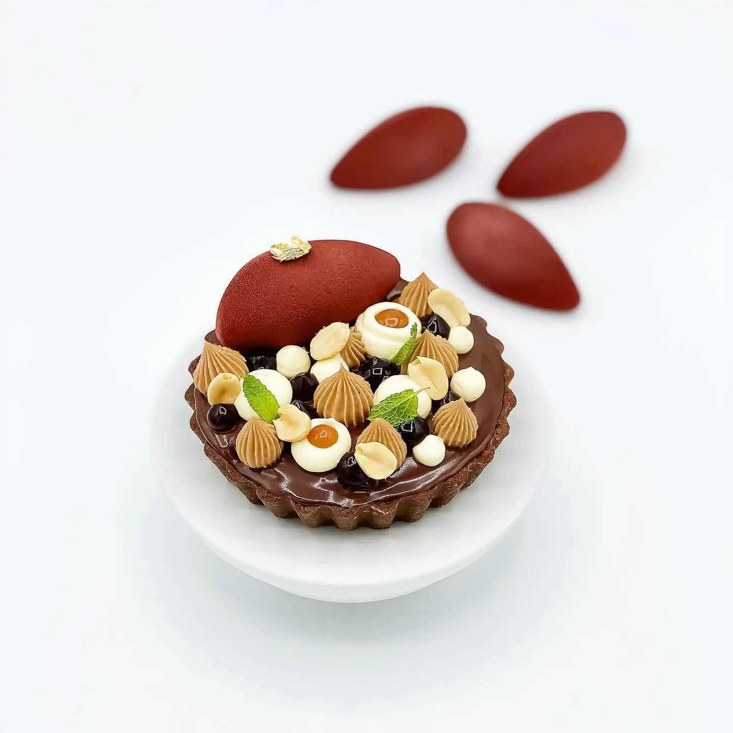 Chocolate Tart🍫 by @david_batala 👇
Caramel, Praline, Coffee, @valrhonauk 36% Caramélia Crémeux, Vanilla Crémeux and Chocolate Mousse Quenelle
.
1st layer - Salted Caramel
2nd layer - Coffee sponge
3rd layer - Praline Crust
4th layer - Chocolate Ganache
.
Posted @withregram
.
#pastry #pastrychef #patisserie #frenchpastry #pastrypassion #baking #cremeux #mousseline #praline #entremet #glaze #dacquoise #glacage #petitgateau #quenelle #baker #pastryart #chocolateganache #chocolatelover